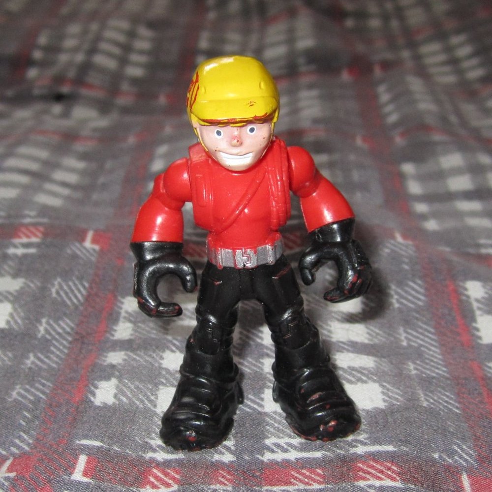 hasbro tomy v-2976b transformers yellow red black person imaginext rescue bots